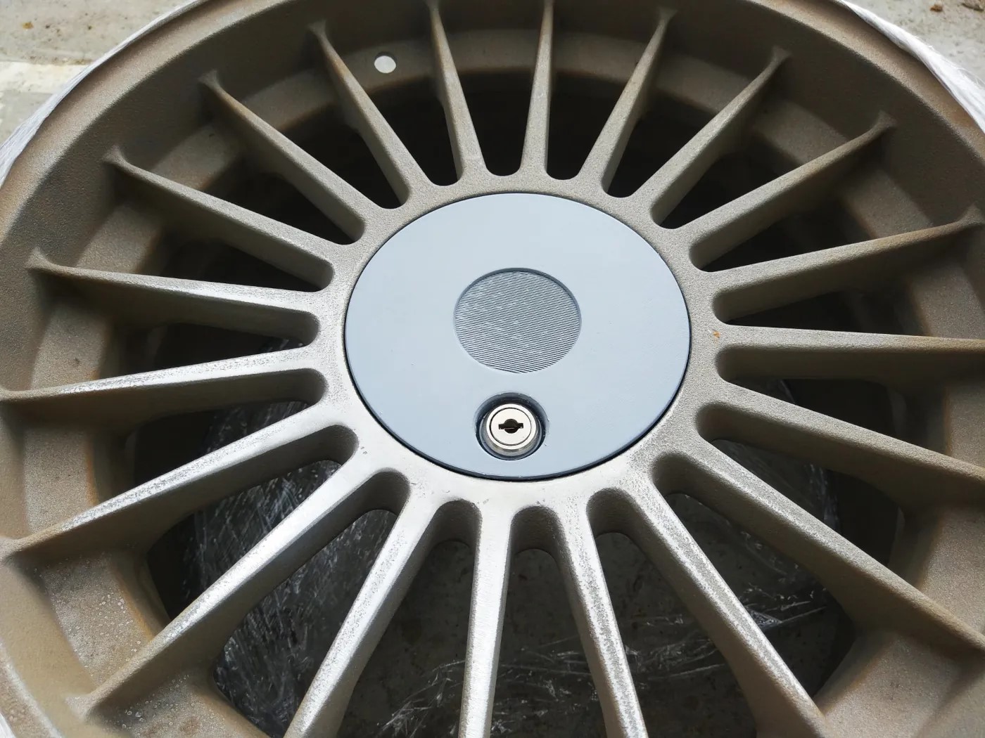 Alpina 17″ 5×120 c83 and c88 single center cap with all accessories ...